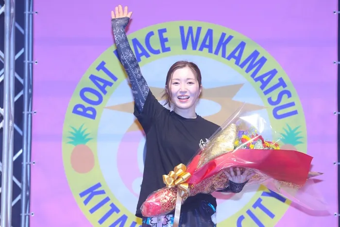 若松初優勝を喜ぶ西橋奈未