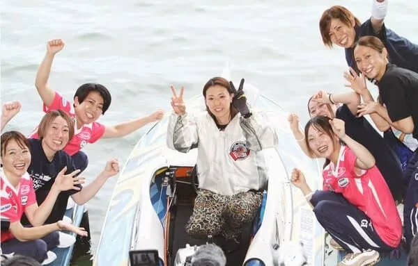 G1初優勝となり多くの選手からも祝福を受けた