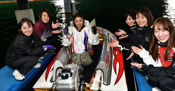 優勝した鎌倉選手の周りには多くの選手が集まった