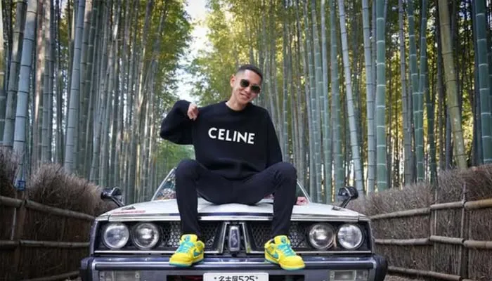 堀之内選手からのセリーヌのニットのプレゼントに喜ぶ仲道大輔選手