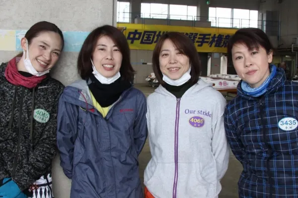 女子レーサーたちとの集合写真に写る金田幸子選手（右から二番目）