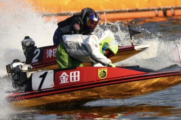 金田幸子選手がターンマーク付近を旋回するレース中の様子