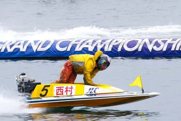 水面を鋭く切り裂く西村美智子選手の豪快なまくり