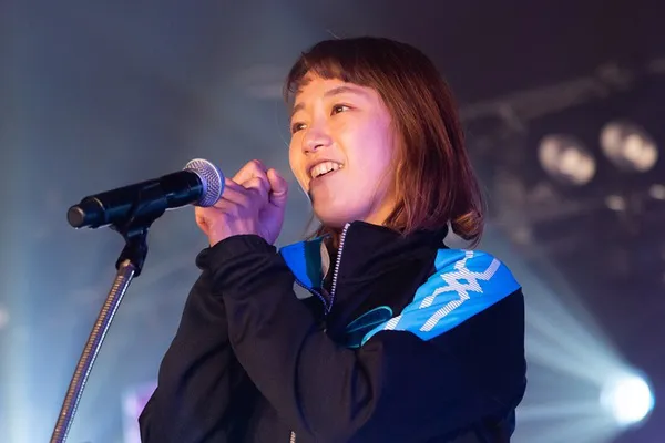 手話で「一生懸命がんばります♪」を伝える西村選手