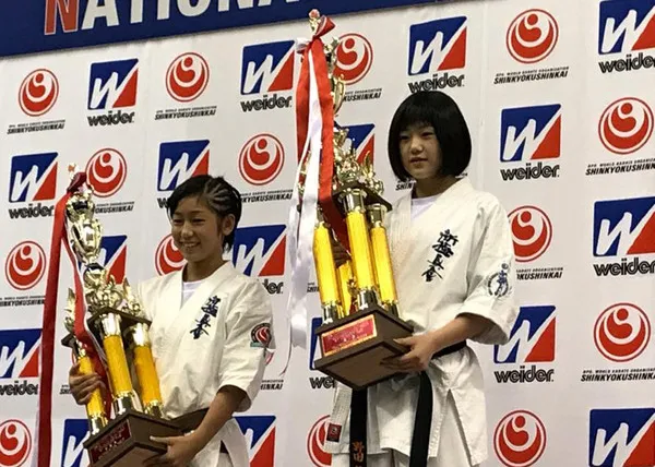 空手の大会で優勝した時の写真（右）