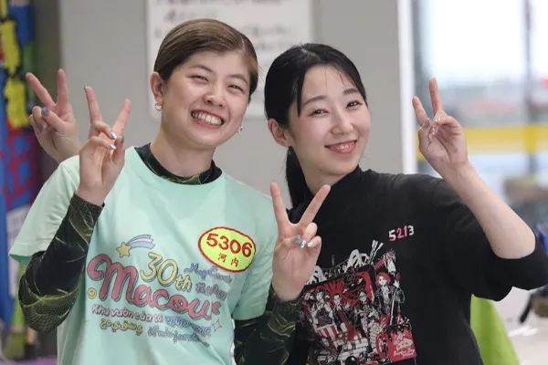 笑顔の湯淺紀香選手と後輩・河内悠利杏選手の2ショット