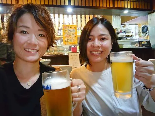師匠・平高奈菜選手と食事をする山田理央